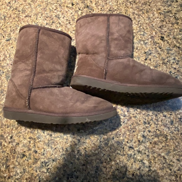 UGG classic short Brown boots  style 5825 🥾 - Picture 4 of 8